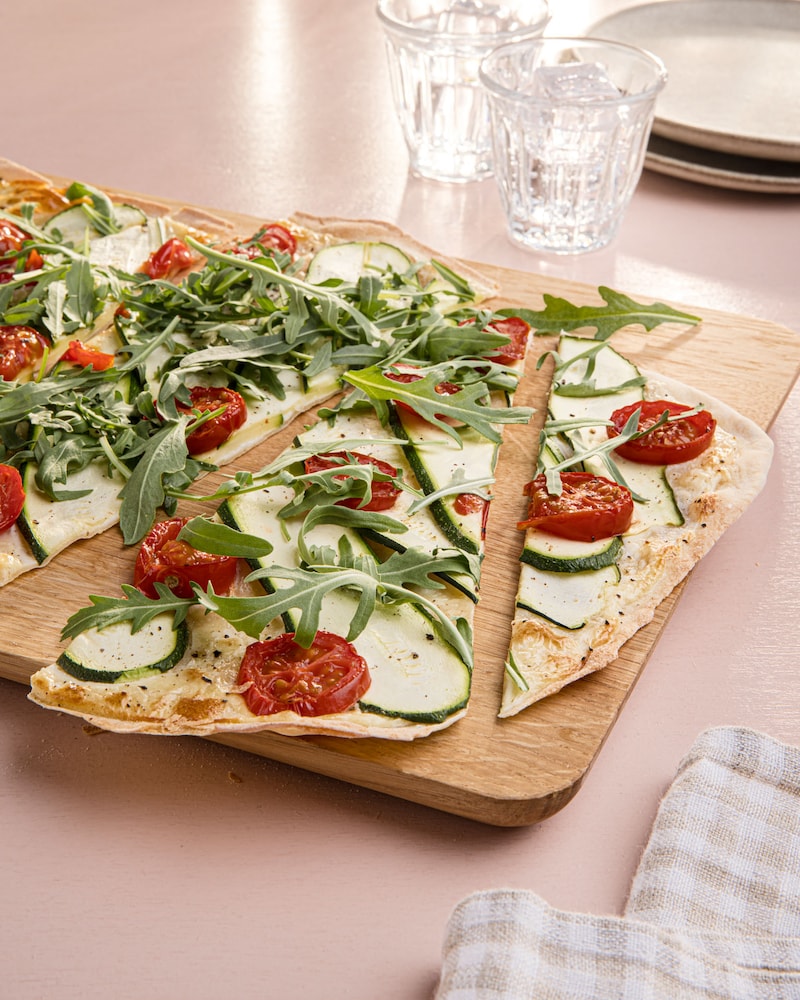 Dieses Bild zeigt den fertigen Flammkuchen geschnitten.