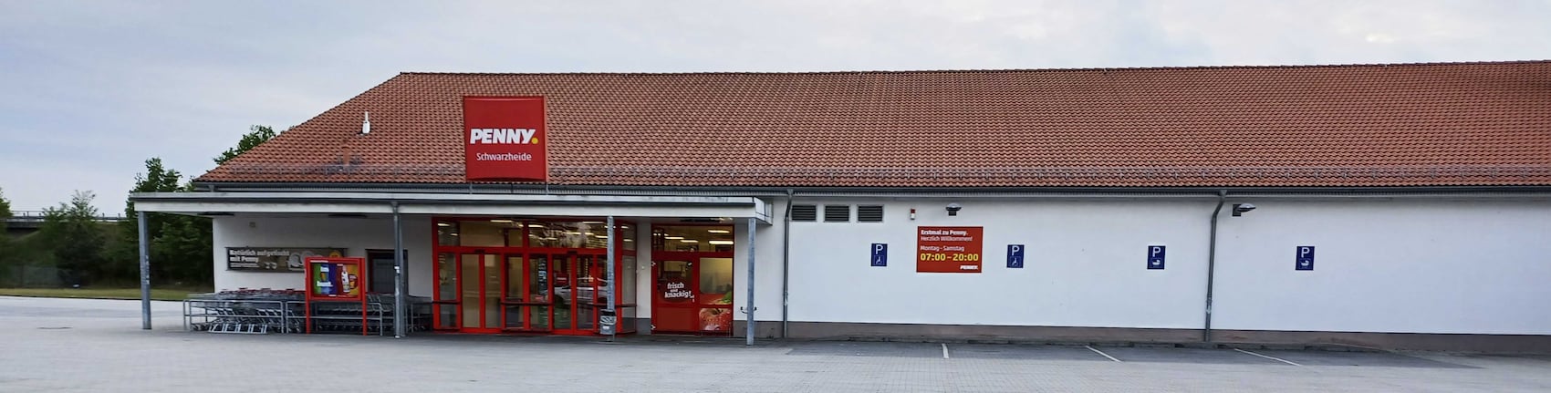 Sie sehen den Eingang vom Penny Markt in Schwarzheide Ruhlander Str. 73