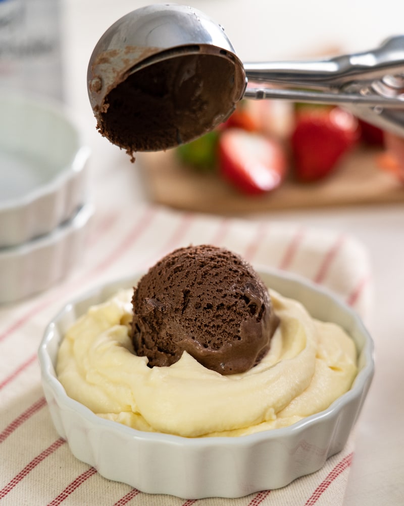 Auf diesem Bild siehst du wie Schokoladeneis zur Eierlikör-Creme gegeben wird.