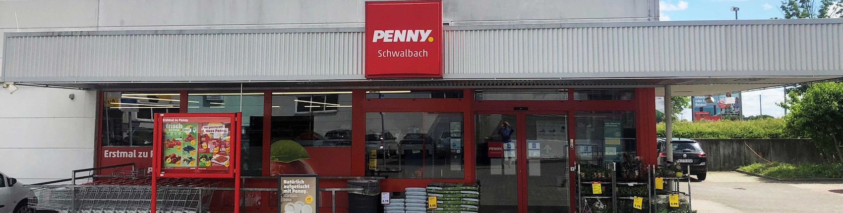 Sie sehen den Eingang vom Penny Markt in Schwalbach, Sulzbacher Str. 43B