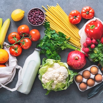 Obst und Gemüse vor grauem Hintergrund
