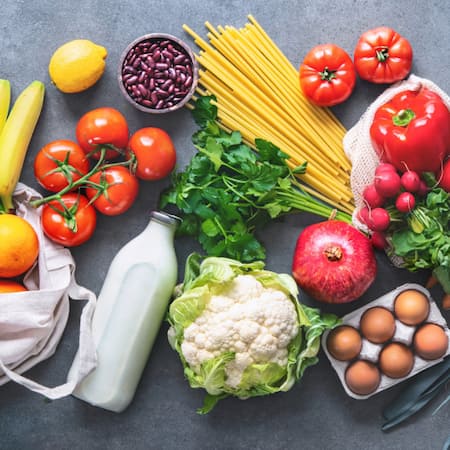 Obst und Gemüse vor grauem Hintergrund