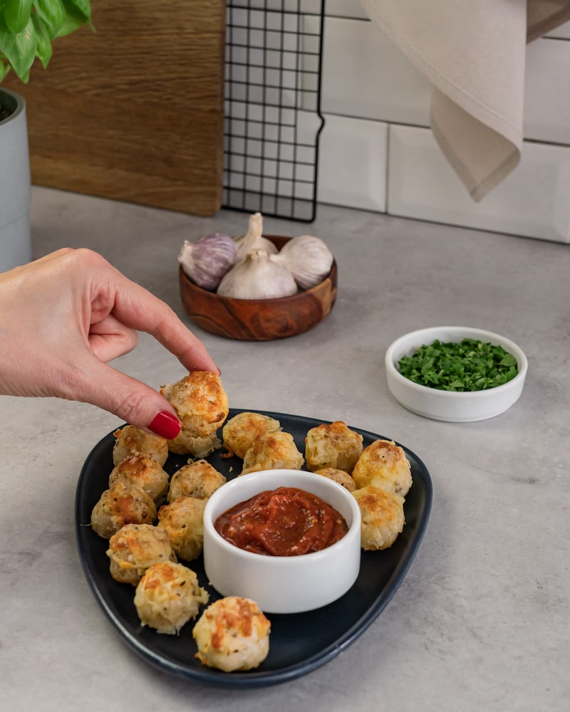 Dieses Bild zeigt die fertigen Bites mit Dip.