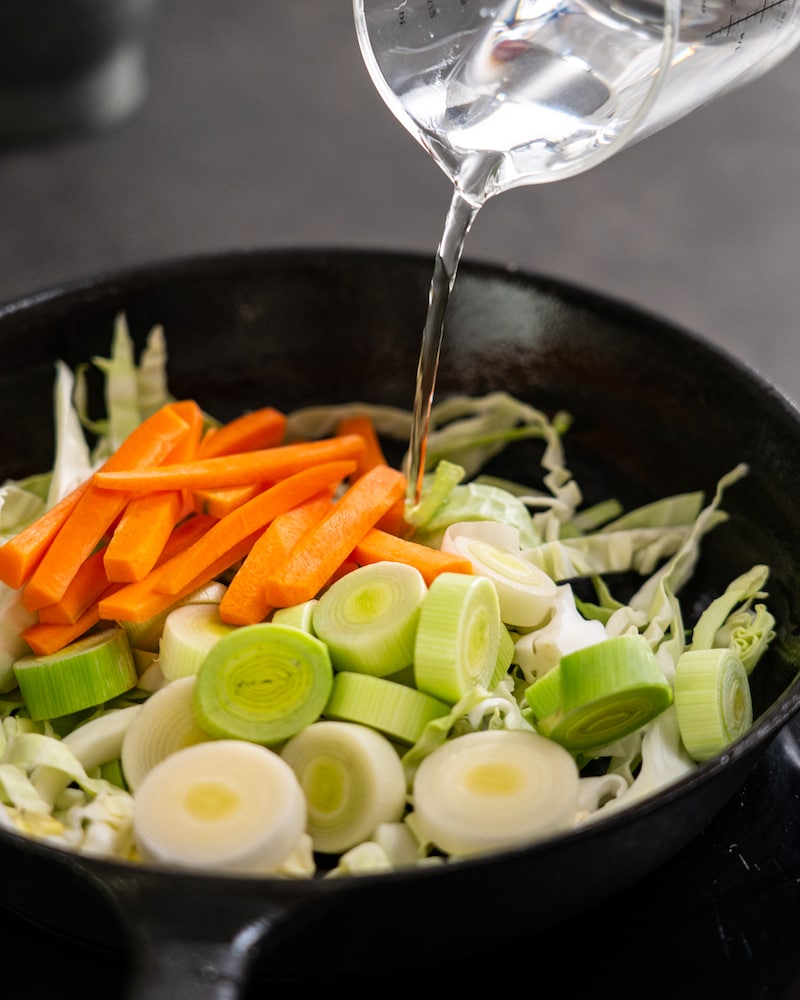 Spitzkohlpfanne mit Hackbällchen und Tomatensalat