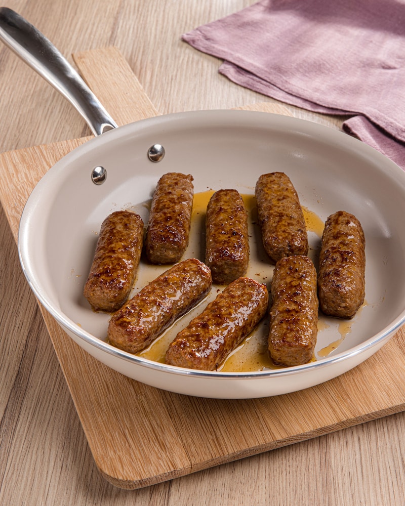 Dieses Bild zeigt die Cevapcici in einer Pfanne.