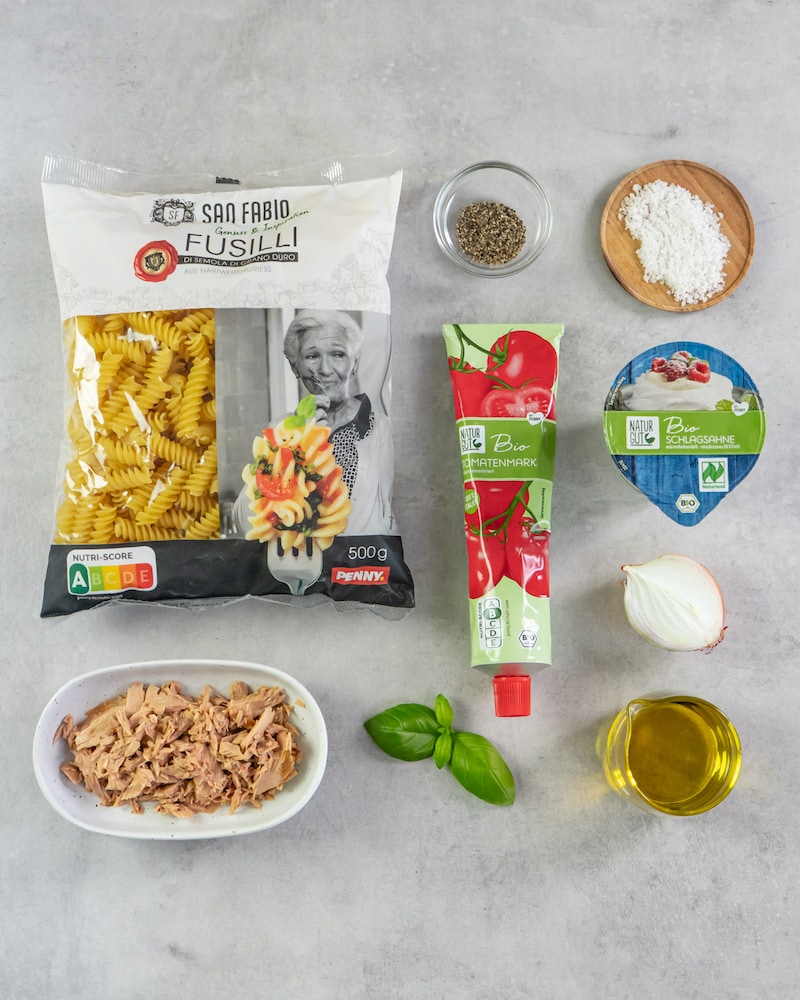 Dieses Bild zeigt die Zutaten für die Pasta mit Thunfisch.