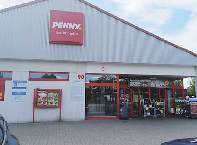 Sie sehen den Eingang vom Penny Markt in Düren Nideggener Str. 90