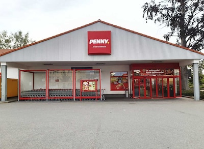 Sie sehen den Eingang vom Penny Markt in Limbach-Oberfrohna Burgstaedter Str. 9