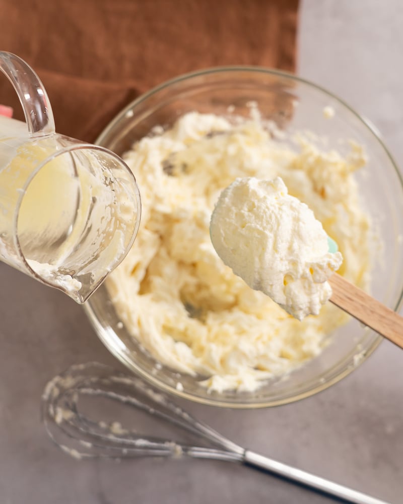 Dieses Bild zeigt wie die Creme gerührt wird.