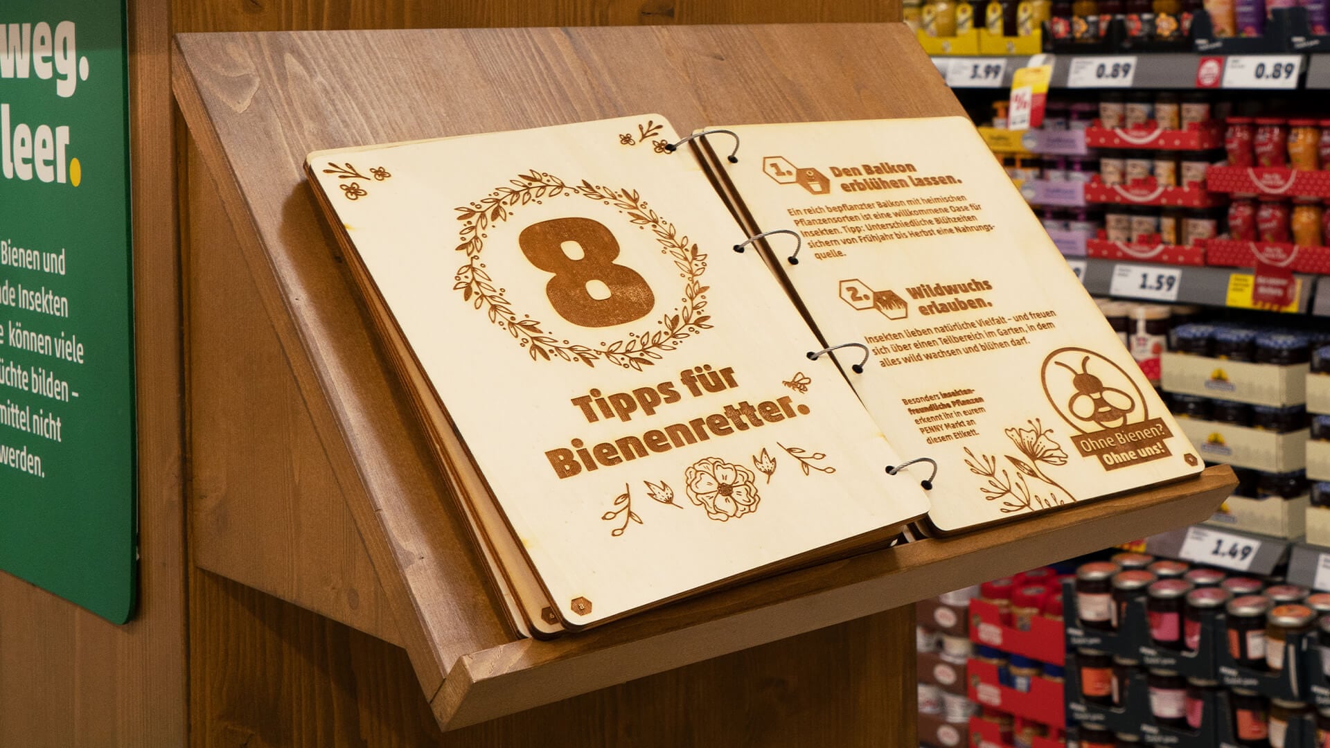 Ein Holzbuch mit Tipps für Bienenretter