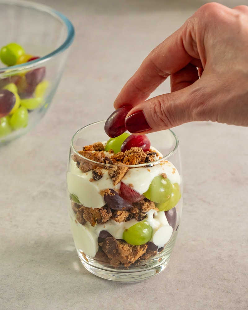 Dieses Bild zeigt wie das fertige Weintrauben-Dessert noch mit frischen Weintrauben garniert wird.