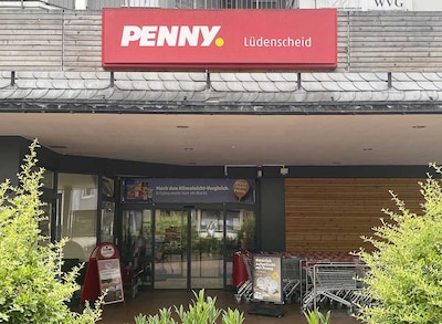 sie sehen den Eingang vom Penny Markt in Lüdenscheid Heedfelder Str. 13