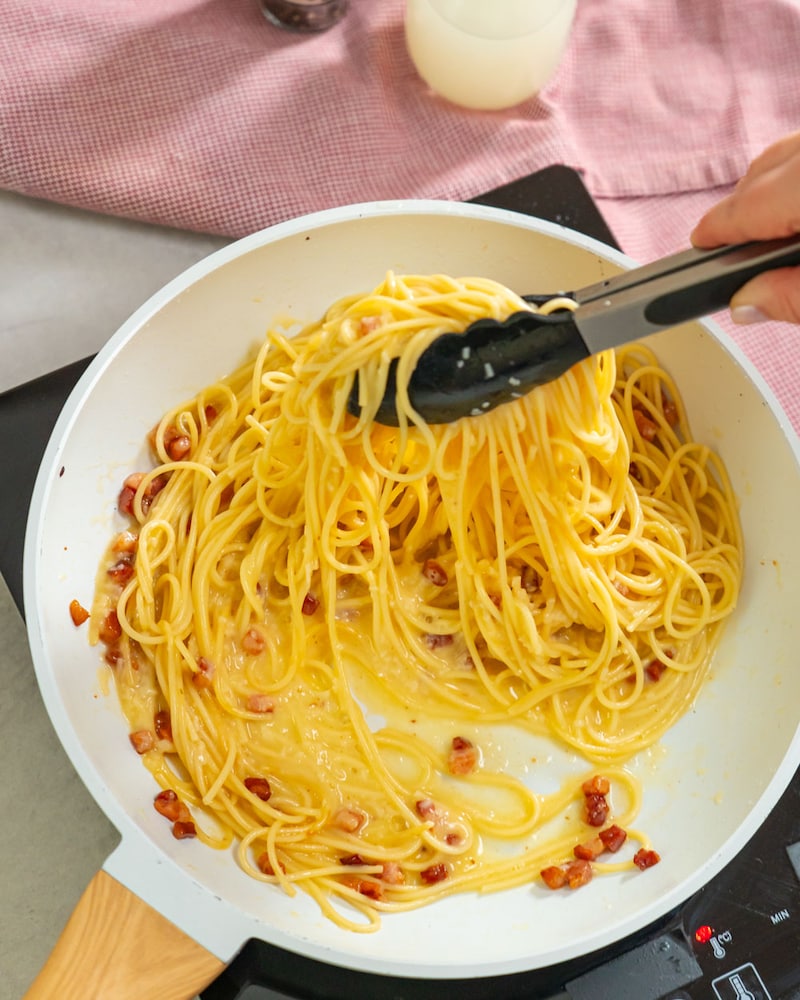 Diese Bild zeigt das mischen der Spaghetti Cabonara.