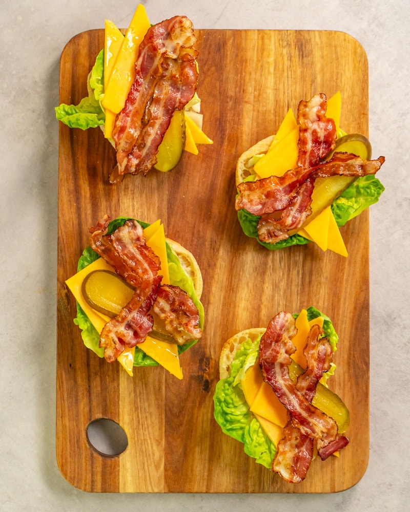Dieses Bild zeigt das Belegen des Frühstückburgers.
