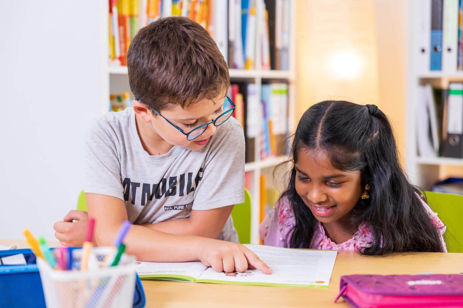 Zwei Kinder lernen gemeinsam