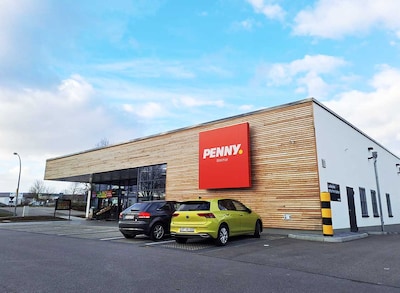 Sie sehen den Eingang vom Penny Markt in Weimar, Buttelstedter Straße 12