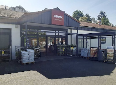 Sie sehen den Eingang vom Penny Markt in Randersacker Theilheimer Straße 2