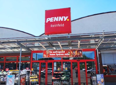 Sie sehen den Eingang vom Penny Markt in Reinfeld Feldstr. 1