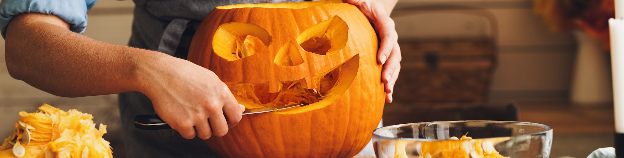 Leuchtende Halloween Kürbisse