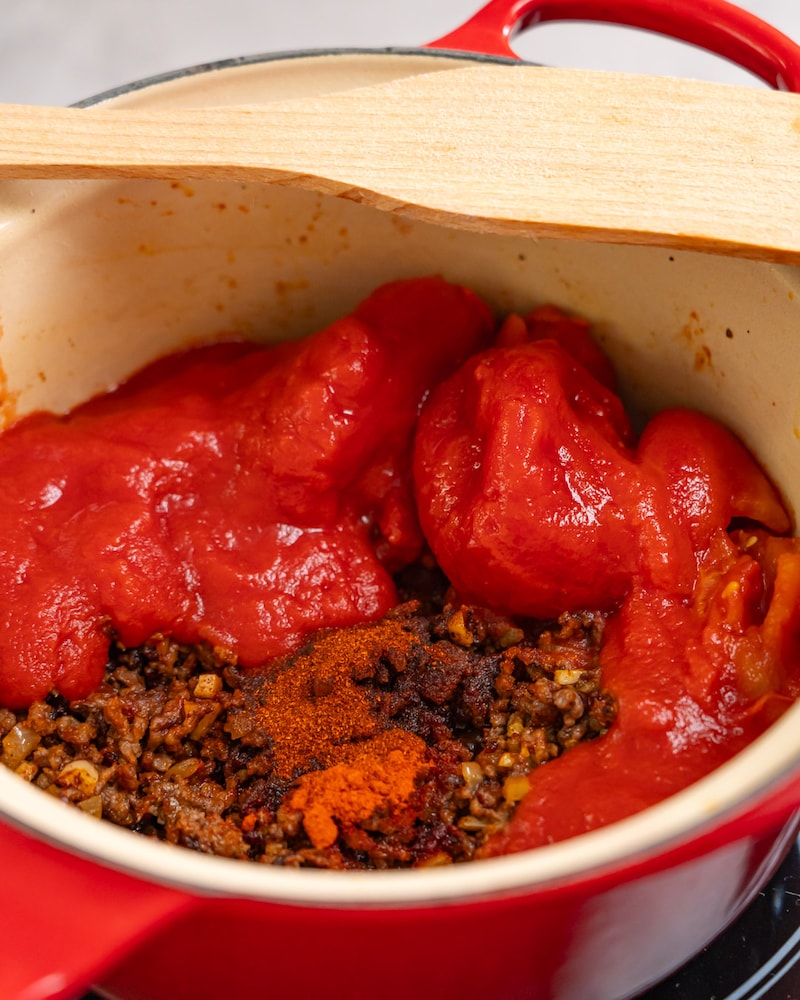 Diese Bild zeigt das hinzugeben der geschälten Tomaten.