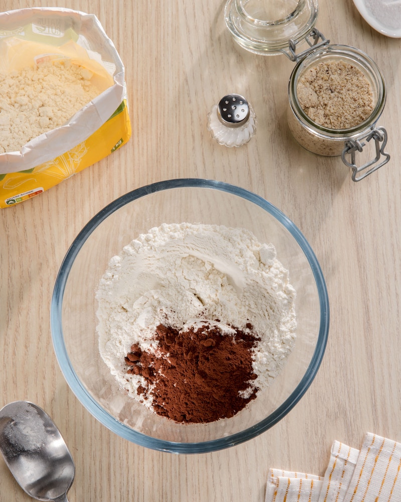 Dieses Bild zeigt die trockenen Zutaten für die Brownies.