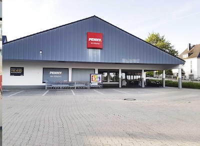 Sie sehen den Eingang vom Penny Markt in Annaberg-Buchholz Große Kirchgasse 67