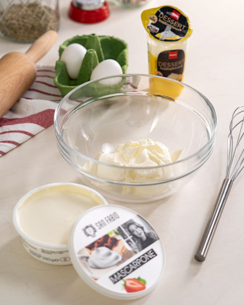 Auf diesem Bild siehst du wie Mascarpone in eine Schüssel gegeben wird.