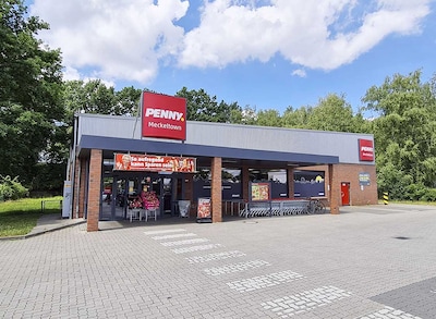 Sie sehen den Eingang vom Penny Markt in Seevetal/Meckelfeld, Gluesinger Str. 32