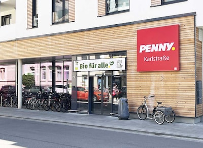 Sie sehen den Eingang vom Penny Markt in Braunschweig, Karlstr. 78-80