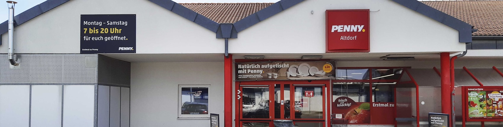 Sie sehen den Eingang vom Penny Markt in Altdorf Pfaffentalstr. 31