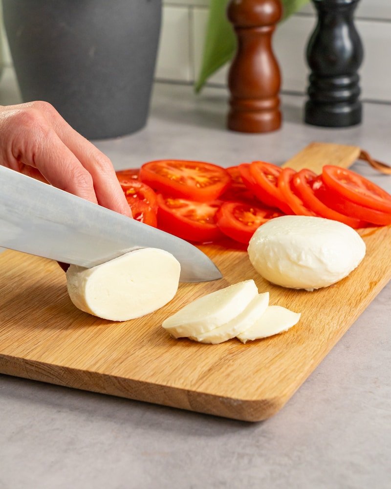 Dieses Bild zeigt wie der Mozzarella geschnitten wird.
