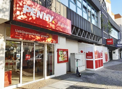 Sie sehen den Eingang vom Penny Markt in Böblingen, Stuttgarter Str. 9