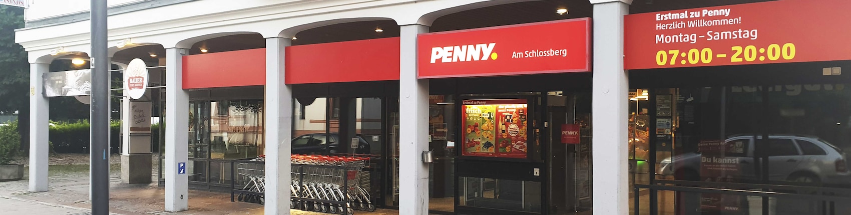 Sie sehen den Eingang vom Penny Markt in Stephanskirchen/Schlossberg Salzburger Str. 13