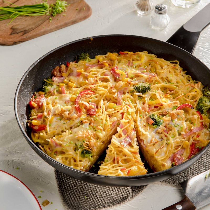 Auf diesem Bild siehst du unsere krosse Nudel Frittata.
