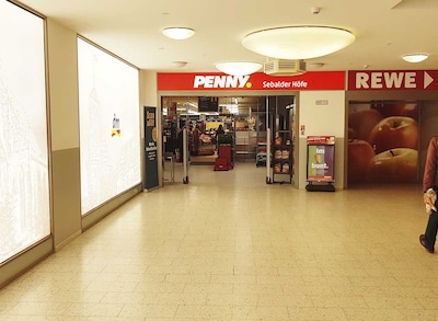 Sie sehen den Eingang vom Penny Markt in Nürnberg Aeusserer Laufer Platz 24 
