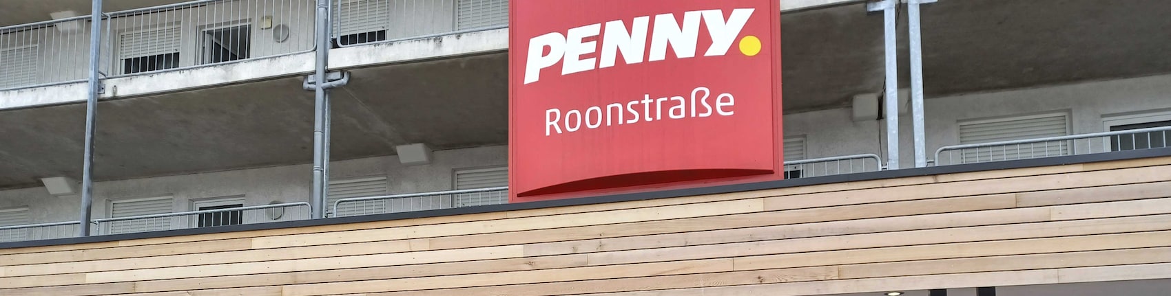 Sie sehen den Eingang vom Penny Markt Bocholt Roonstr. 2-10