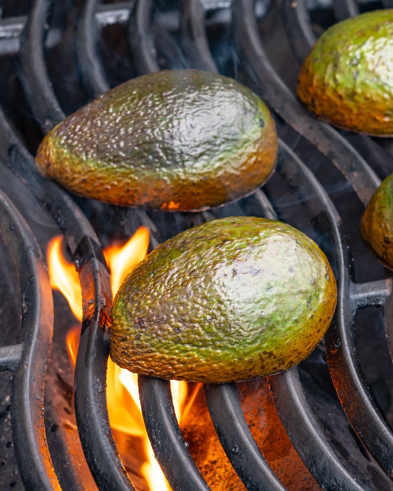 Dieses Bild zeigt wie die Avocado gegrillt wird.