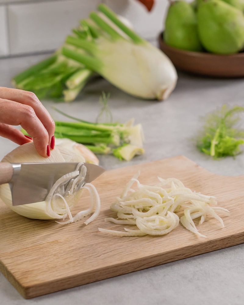 Dieses Bild zeigt wie der Fenchel geschnitten wird.