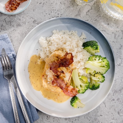 Honig Senf Hähnchen serviert mit Brokkoli und Reis