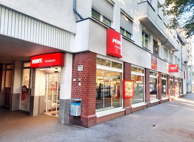 Sie sehen den Eingang vom Penny Markt in Hennigsdorf Berliner Str. 77A