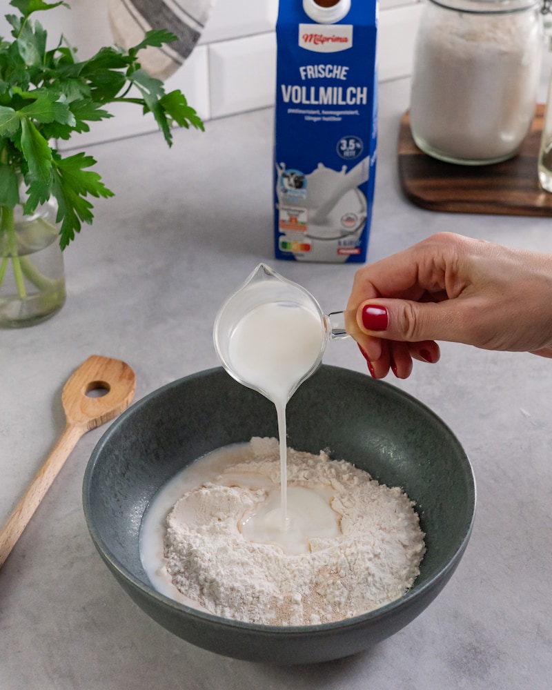 Dieses Bild zeigt, wie der Teig für die Langos gemacht wird.