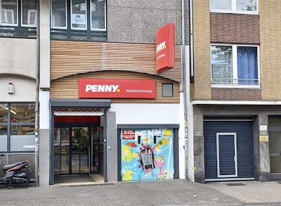 Sie sehen den Eingang vom Penny Markt in Aachen Adalbertsteinweg 34