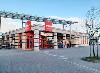 Sie sehen den Eingang vom Penny Markt in Nordenham, Deichgraefenstrasse 15/15A