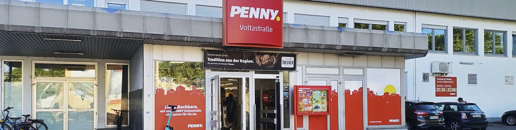 Sie sehen den Eingang vom Penny Markt in Mannheim/Neckarau Voltastr. 5