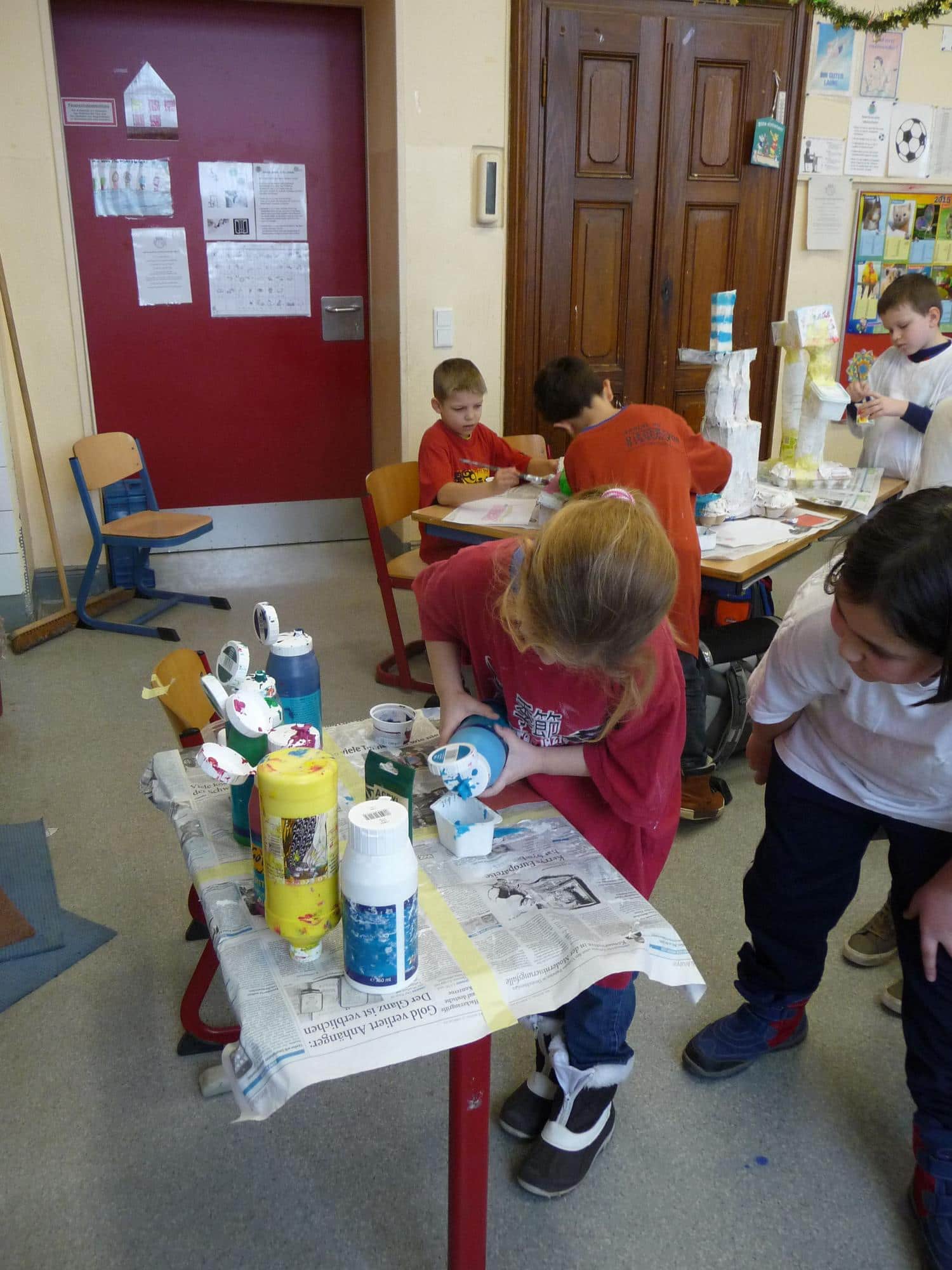 Kinder basteln mit Pappmache und Farbe