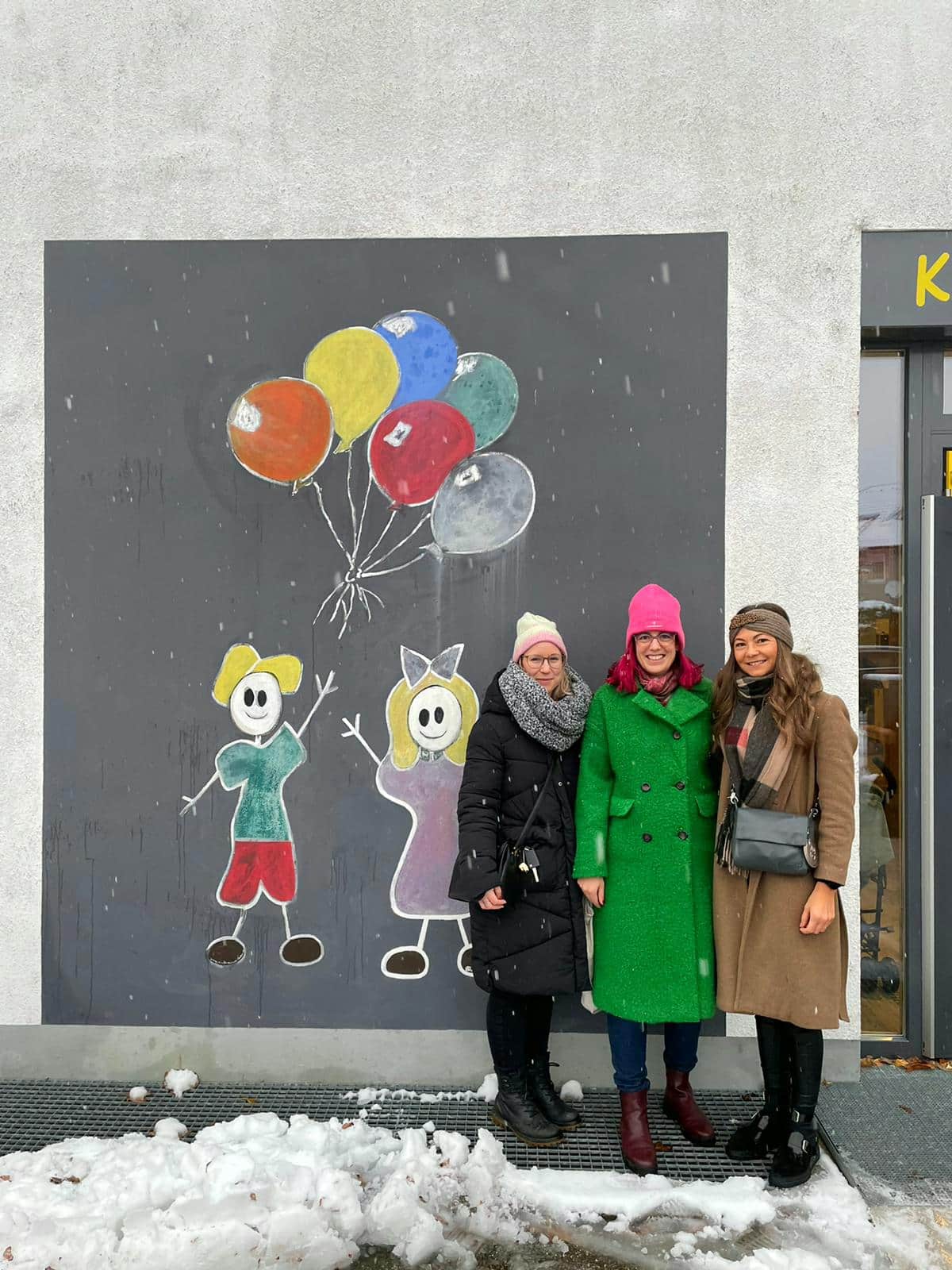 Vereinsmitglieder laecheln in die Kamera