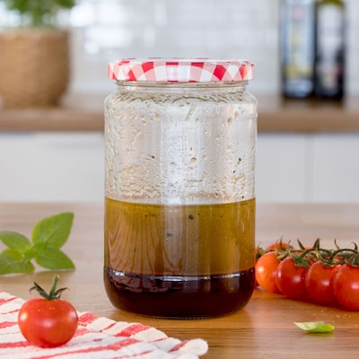 Dieses Bild zeigt, das Glas mit Dressing.