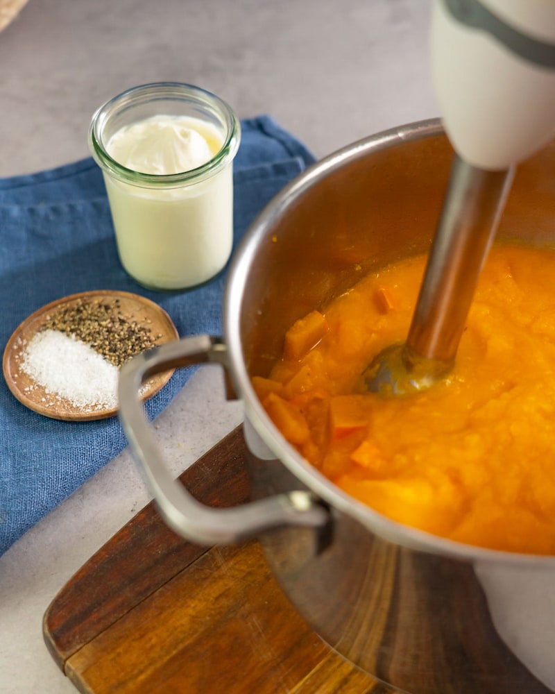 Dieses Bild zeigt wie die Suppe püriert wird.