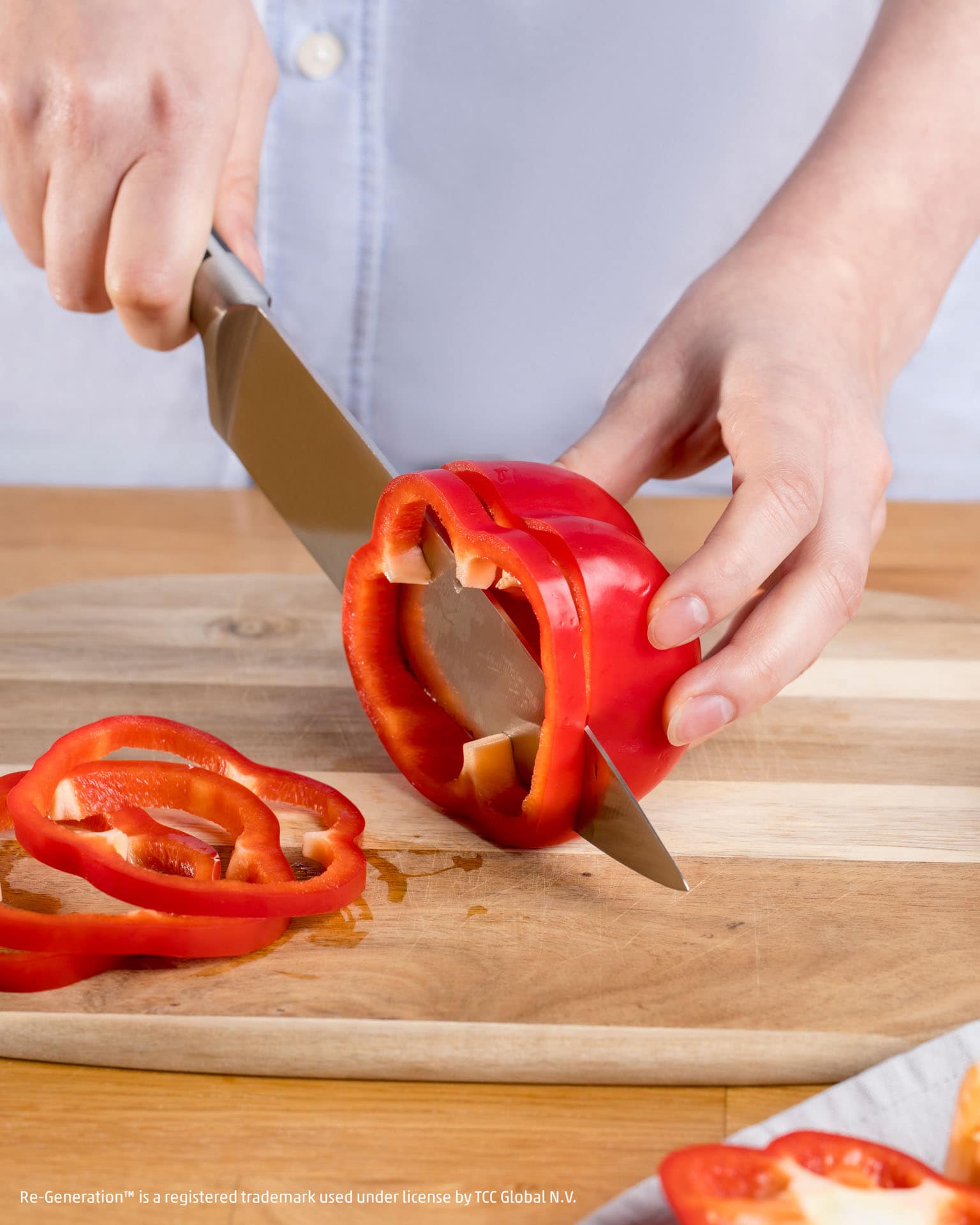 Dieses Bild zeigt wie eine Paprika geschnitten wird.