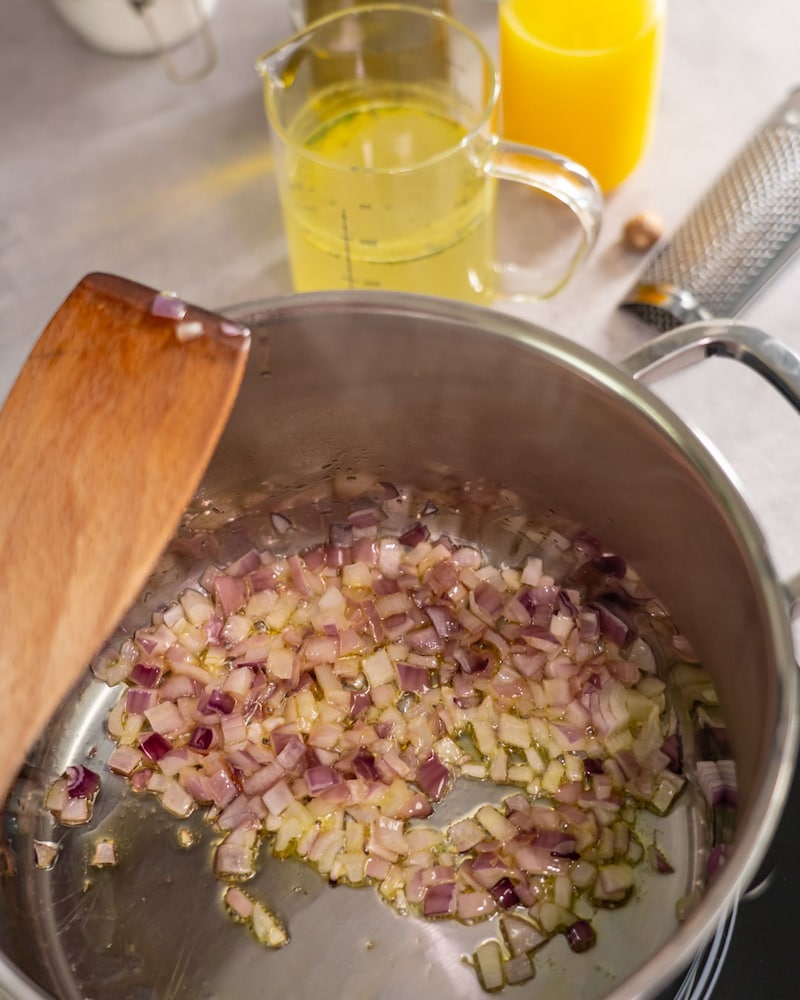 Dieses Bild zeigt die Zwiebeln mit Öl in der Pfanne.